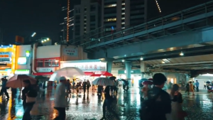 日本东京夜晚下雨街上行人视频素材