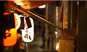 日本夜晚小店门口女子聊天视频素材