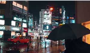 雨后街景日本夜晚人群走路视角视频素材