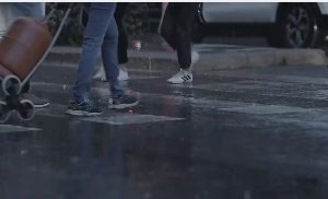 雨中人群过人行横道走路特写视频素材