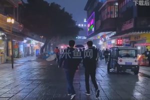 夜晚雨后街上行人走路视频素材