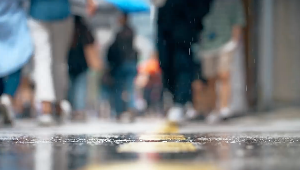 行人雨天下雨视频素材