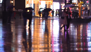 雨天行人打伞逛街下雨视频素材