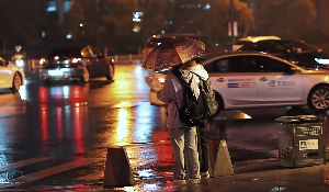 夜晚行人打伞过马路下雨视频素材