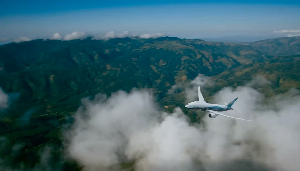 大山上空大飞机起飞视频素材