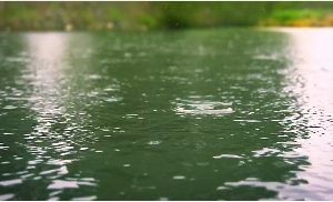 雨滴河面下雨视频素材