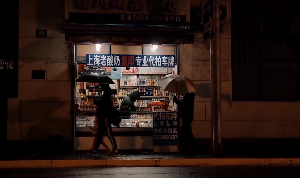 雨后街边小店路过行人走路视频素材