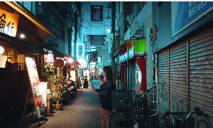 日本夜晚饭店杂吵街景走路视角视频素材