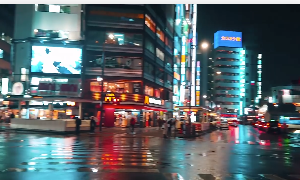 日本街头灯光璀璨雨后人群走路视角视频素材