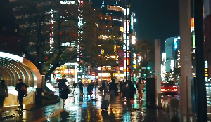 繁华街上雨中的夜晚人群行人走路视频素材