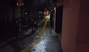 深夜雨中空无一人街上视频素材