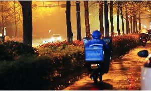 傍晚雨后清新街面路灯视频素材