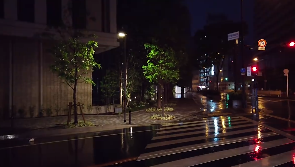 日本晚上的雨后街上行人视频素材