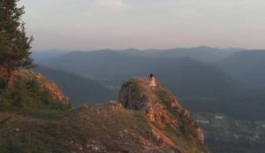 清晨登山顶女子励志视频素材