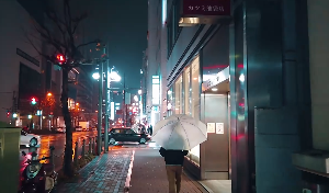 日本夜晚雨后街景走路视角视频素材