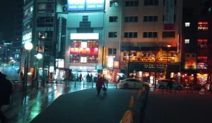 日本夜晚城市繁茂美景走路视角视频素材