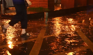 夜晚街道行人下雨视频素材