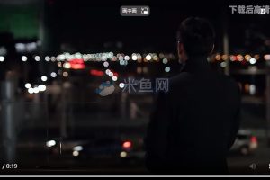 男子天桥看夜景短视频素材