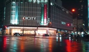 日本夜晚OICITY百货街景走路视角视频素材