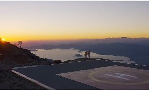 一家三口看海景短视频素材