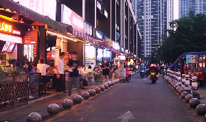 热闹夜市生活人群来往镜头视频素材