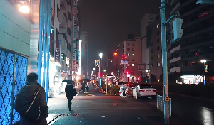 雨后街边深夜人群往返走路视角视频素材