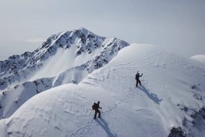 航拍雪山中登山的极限爱好者特写视频素材