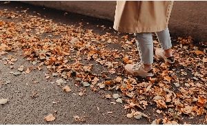 在满地枫叶地面走路女子唯美脚步视频素材