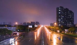 城市雨后的夜晚来回车流视频素材