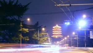 杭州雷峰塔夜晚路边车流视频素材