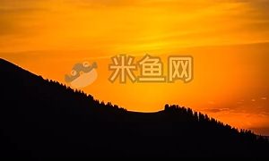 清晨太阳从山间缓缓升起视频素材