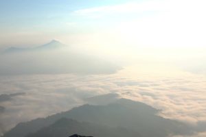 登顶山峰看日落云海励志视频素材