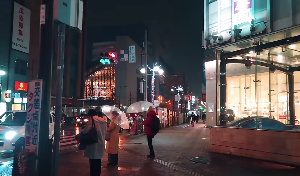 日本夜晚街上人群来往走路视角视频素材