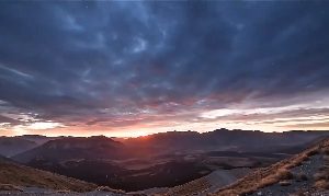 群山之上夕阳缓缓落下视频素材