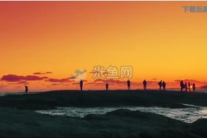 夕阳下大海人群游玩短视频素材