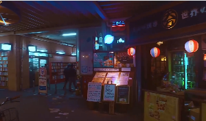 夜晚中的日本书店巷口景象走路视角视频素材