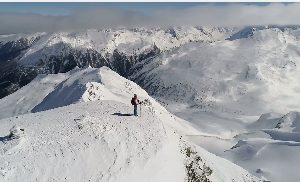 勇登雪峰山顶励志视频素材