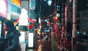 雨后景色夜晚归家人群走路视角视频素材