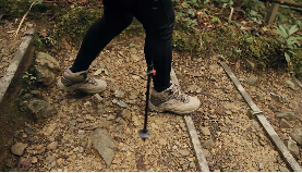 女子登山脚下镜头情感视频素材