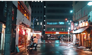 日本雨后街道行人走路视角视频素材