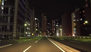 日本街头夜深人静开车视频素材