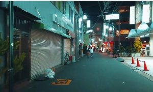 日本街景夜晚人群走路视角视频素材