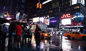 外国雨中夜晚的街头行人视频素材