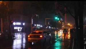 晚上街中雨后道路车流视频素材