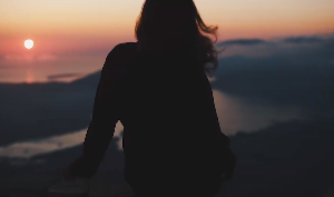 夕阳下女子看山川风景短视频素材