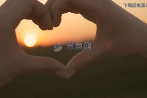 阳光下女孩比爱心手势短视频素材