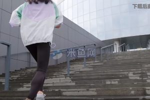 美女台阶奔跑侧影视频素材