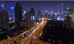 超美的城市夜晚风景来回的车流视频素材