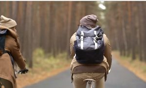 男女在林荫小道骑行人物视频素材