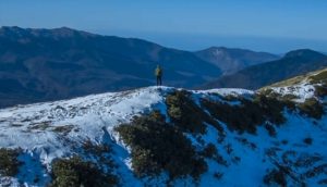 积雪峰顶男人励志视频素材